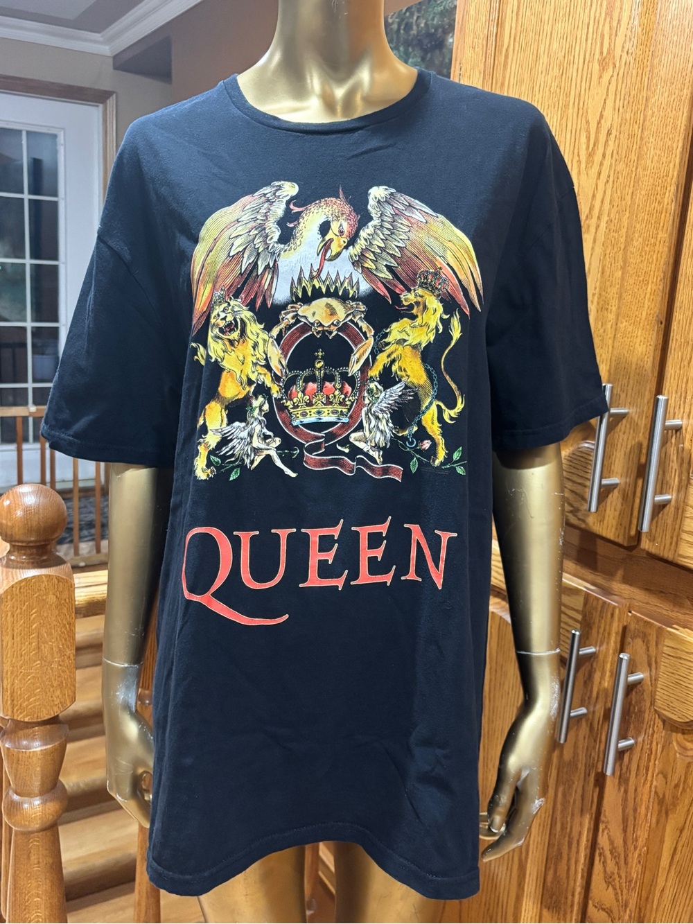 Que Black Queen Crest Graphic Tee with Multicolor Crest